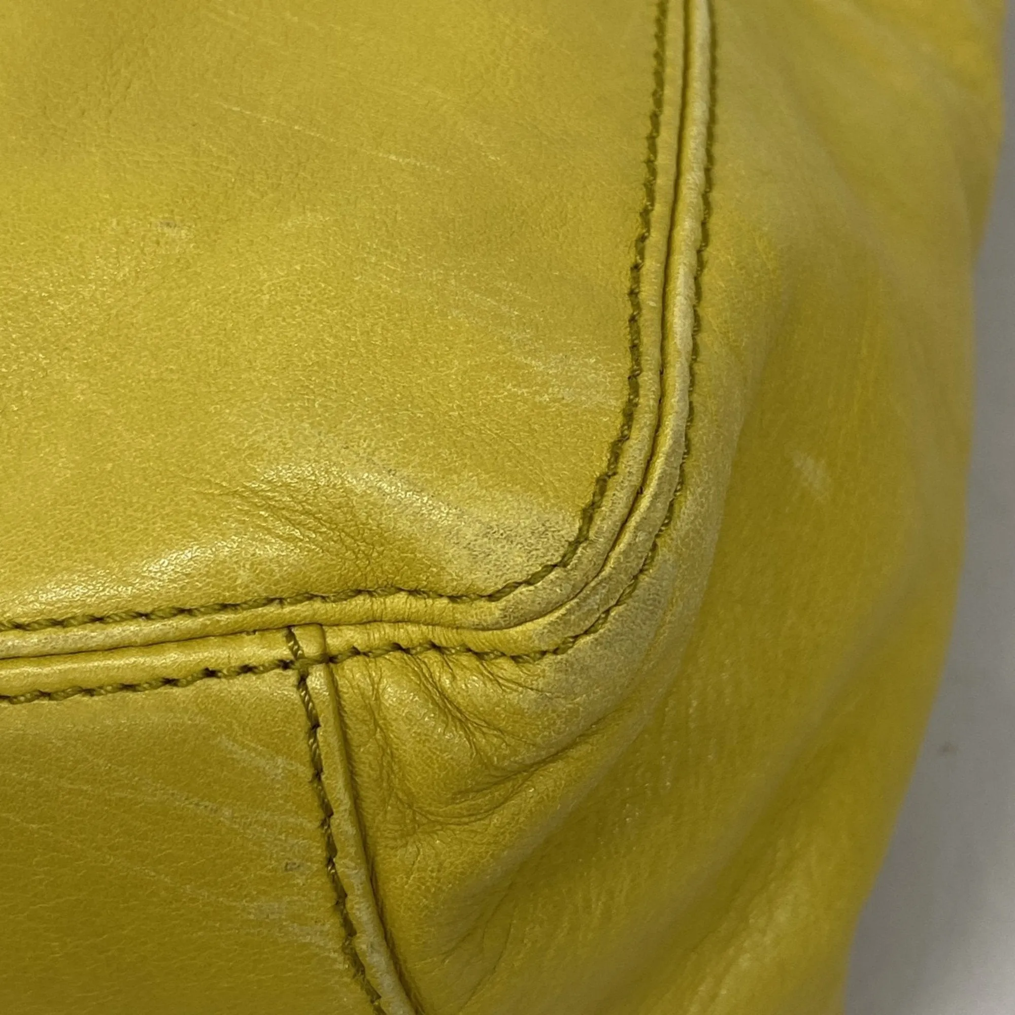 Chanel Leather Shoulder Bag (Pre-Owned)