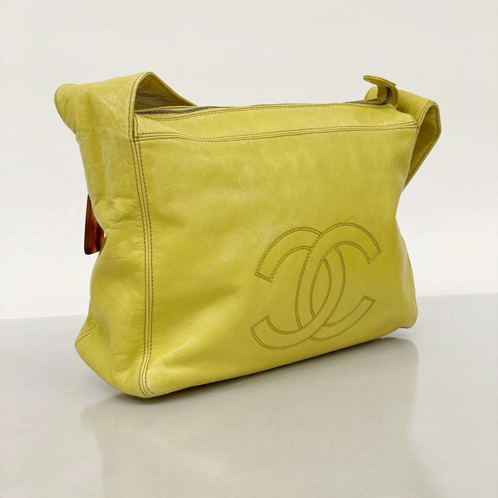 Chanel Leather Shoulder Bag (Pre-Owned)