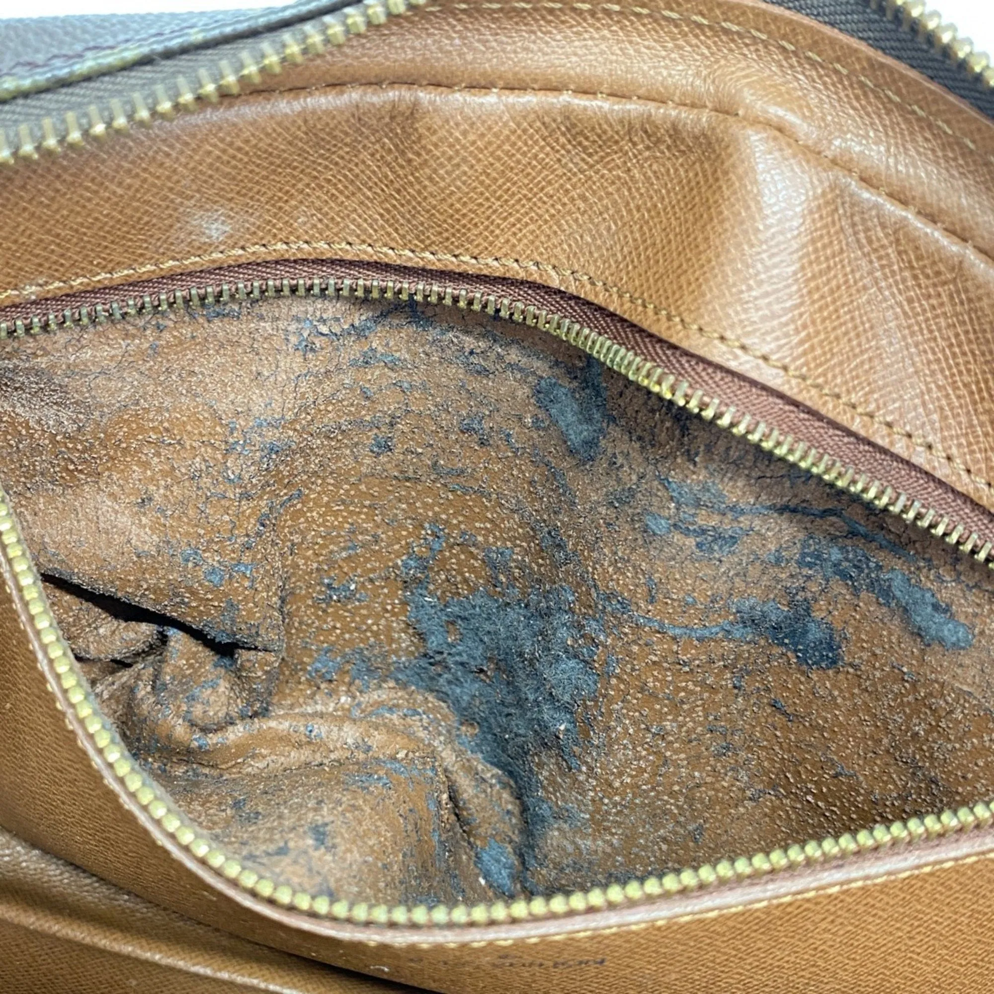 Louis Vuitton Clutch Bag (Pre-Owned)