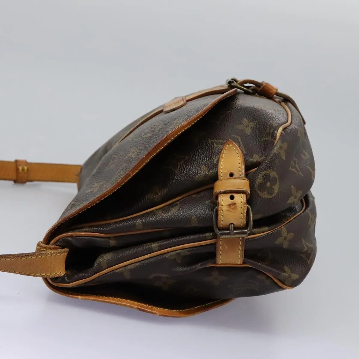 Louis Vuitton Saumur 30 Canvas Shoulder Bag (Pre-Owned)