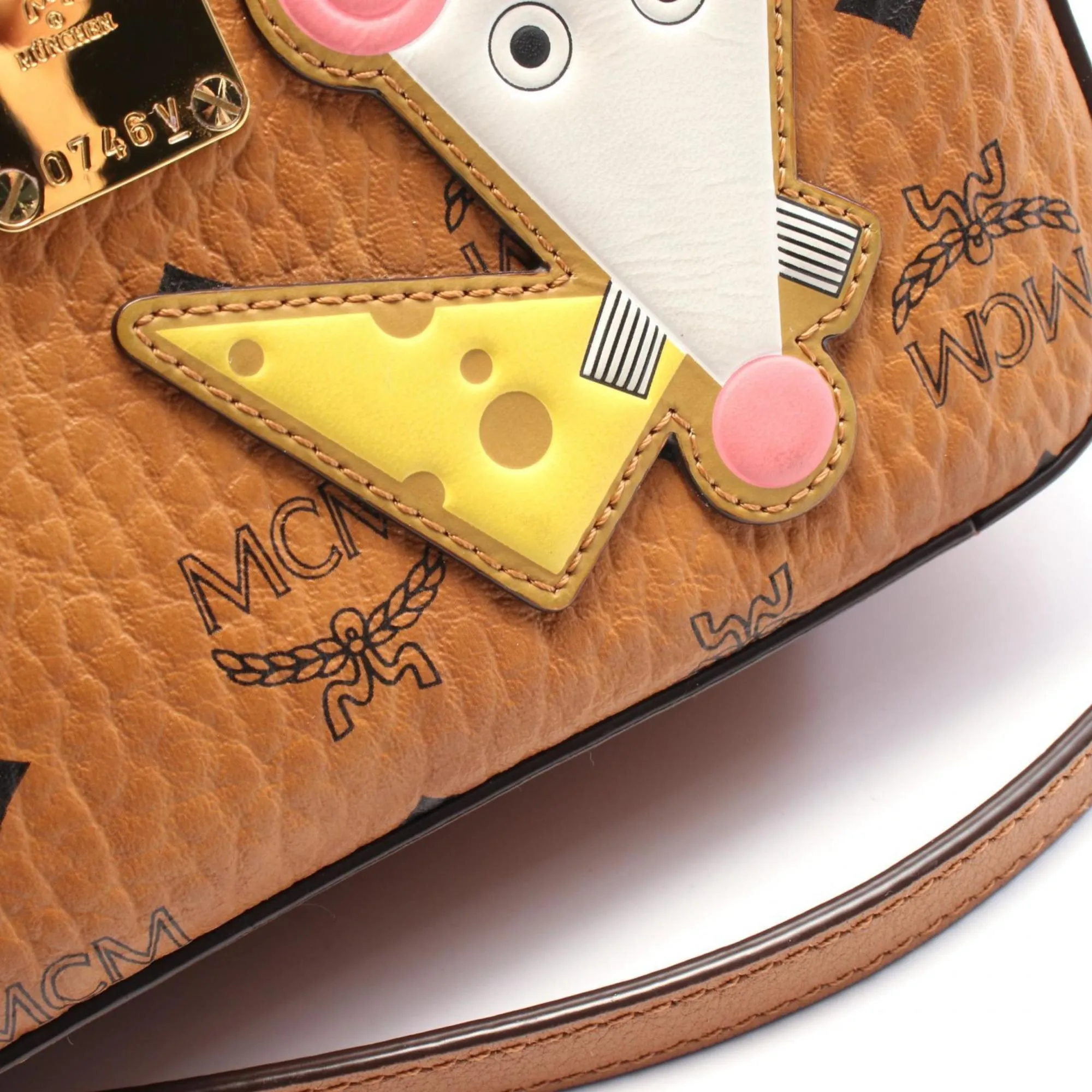 Mcm  Leather Shoulder Bag (Pre-Owned)